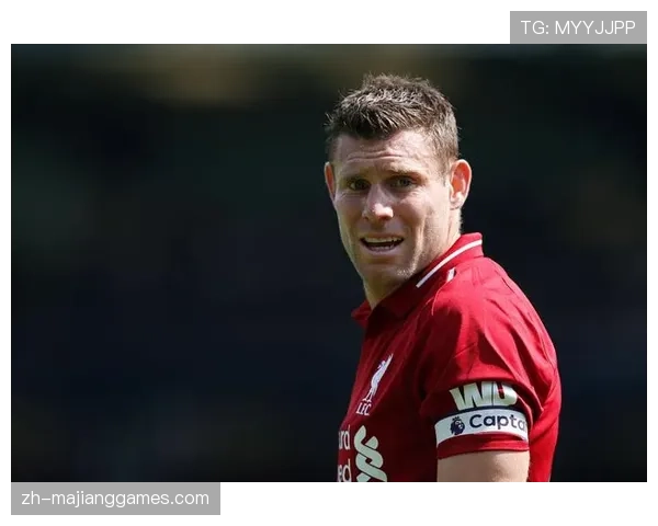 特写：37岁的米尔纳在替补席指导布莱顿年轻中场